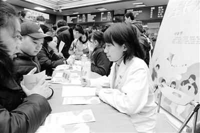 蘭州大學(xué)第一醫(yī)院舉行“新年！新高度！”兒童保健義診活動