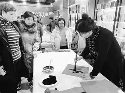 蘭州甘家巷社區(qū)“鼠年納?！彼痛郝?lián)（圖）