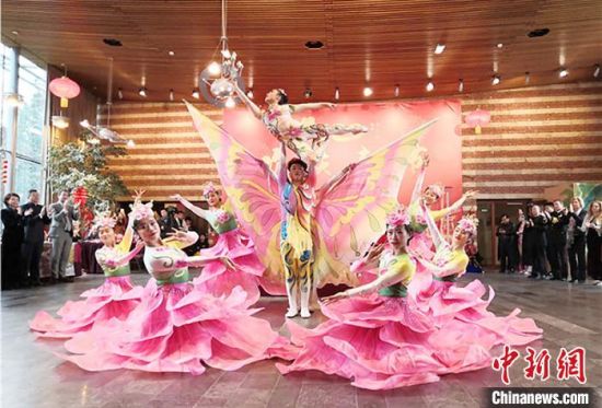 圖為雜技演員通過精湛的技藝贏得了滿堂喝彩。　甘肅省文化和旅游廳網(wǎng)站 攝