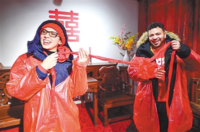 寧波百名外籍人士走進前童古鎮(zhèn) 體驗?zāi)晡丁胺沁z”文化