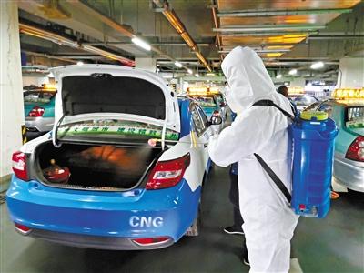 免費接送一線抗“疫”人員 蘭州奔馬雷鋒車隊，你們真棒！