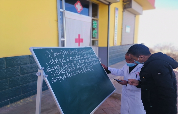 市紀委監(jiān)委駐村幫扶干部馬維高在村衛(wèi)生室宣傳疫情防控知識。.jpg