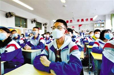 甘肅省初三和高一、高二年級(jí)學(xué)生昨日開學(xué) 青春校園又聞瑯瑯讀書聲