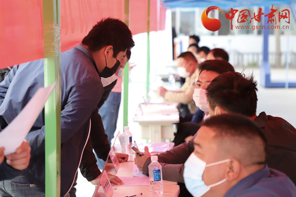 【甘肅省決戰(zhàn)決勝脫貧攻堅】扶貧又扶志！把“就業(yè)大禮包”送到貧困戶家門口（圖）