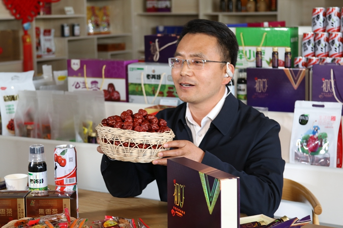 “縣長(zhǎng)直播天團(tuán)”唱響“甘貨春之聲”，售出近30種甘貨1萬(wàn)余件 開(kāi)進(jìn)直播間的網(wǎng)絡(luò)扶貧博覽會(huì)，受百萬(wàn)網(wǎng)友點(diǎn)贊 