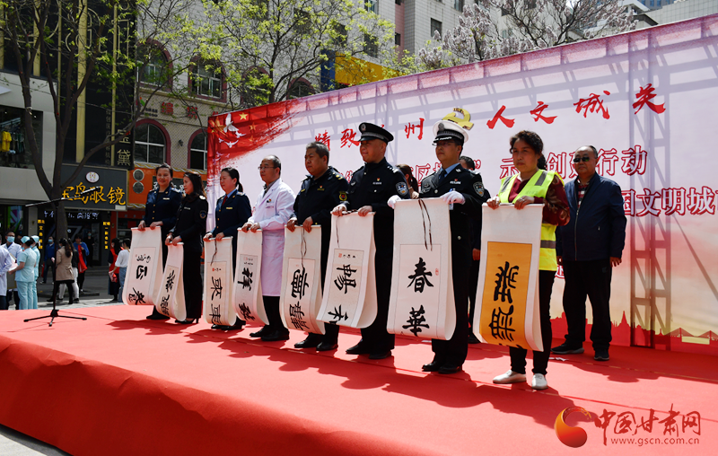 用紙墨定格“感動(dòng)瞬間”用巧手致敬“抗疫英雄”——蘭州城關(guān)區(qū)向“抗疫英雄”“文明捍衛(wèi)者”捐贈(zèng)剪紙書(shū)法作品