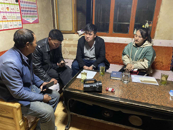 圖為木耳鎮(zhèn)紀(jì)檢干事盧建民（左三）連夜在多壩村多壩組奚連德家中了解受災(zāi)情況，排查安全隱患，并宣傳發(fā)生次生災(zāi)害的相關(guān)知識。_副本.jpg