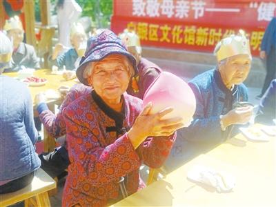 母親節(jié)，白銀“花村”擺了一場(chǎng)“敬老宴”
