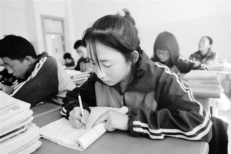 慶陽(yáng)環(huán)縣這名小姑娘，柔弱肩膀撐起一個(gè)大家庭