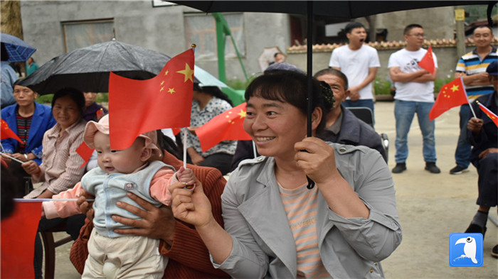 隴南市紀(jì)委監(jiān)委黨員干部與宕昌縣官亭鎮(zhèn)杜家村群眾一起慶祝黨的生日。_副本.jpg