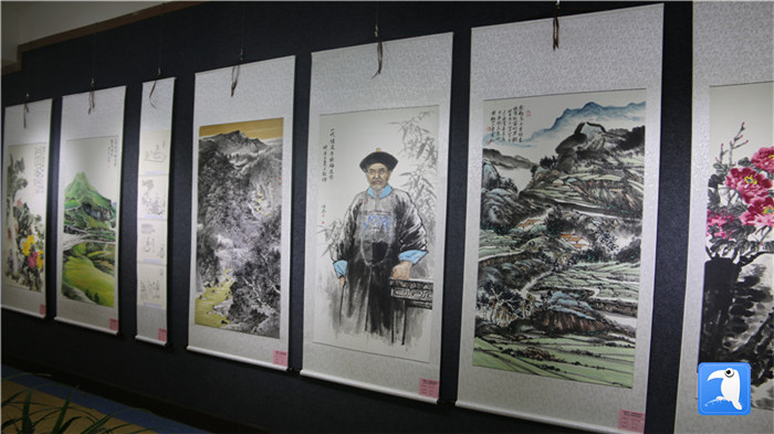 7月1日上午，定西市通渭縣紀(jì)委監(jiān)委舉辦“襄郡清風(fēng)·喜迎建黨99周年”廉政文化書畫展， 共同為黨的生日獻(xiàn)禮。_副本.jpg