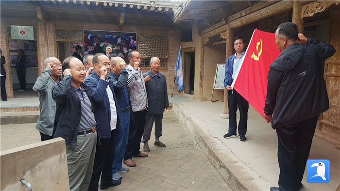 7月1日，臨夏州紀(jì)委監(jiān)委機(jī)關(guān)黨總支組織退休黨支部部分黨員前往東鄉(xiāng)縣布楞溝村史館，開展主題黨日活動(dòng)。_副本.jpg