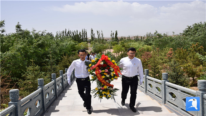 七一”前夕，白銀市紀(jì)委監(jiān)委機(jī)關(guān)黨委組織黨員來到紅軍西路軍景泰烈士陵園開展主題黨日活動(dòng)。 朱鵬拍攝_副本.jpg