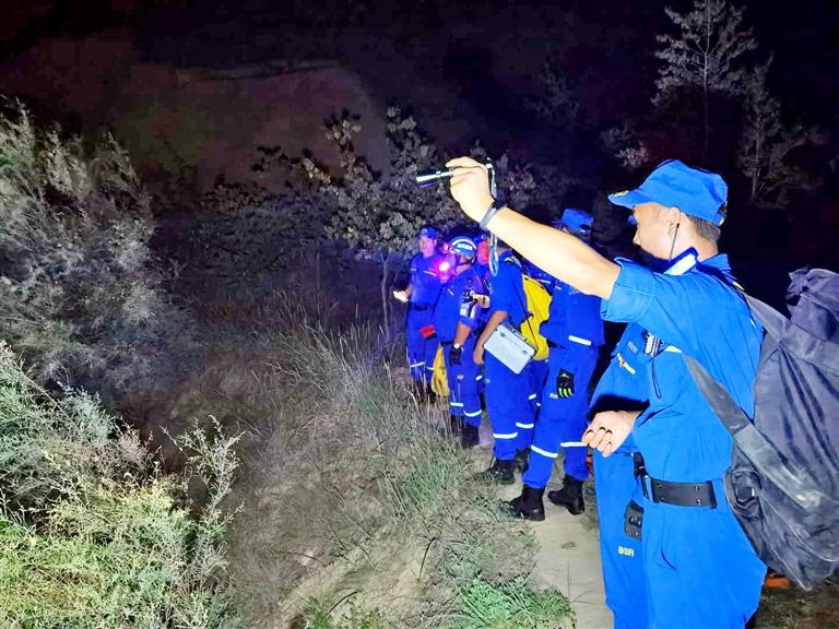 七旬老人失足墜崖 甘肅藍(lán)天救援隊(duì)5小時成功營救