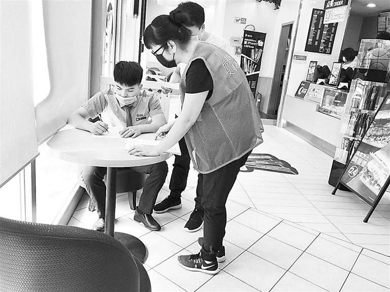 蘭州五里鋪西社區(qū)開展“厲行節(jié)約 拒絕浪費(fèi)”主題宣傳活動