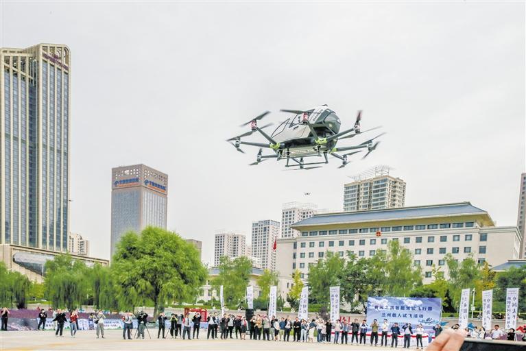 超酷、超刺激！智能駕駛飛行器在蘭載人試飛