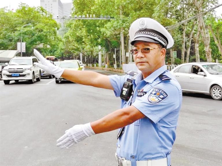 蘭州城關區(qū)交警大隊一線老交警馬驍：俯首甘為“老黃?！?>
        </a><em>蘭州城關區(qū)交警大隊一線老交警馬驍：俯首甘為“老黃?！?/em></li>
    <li><a  target=