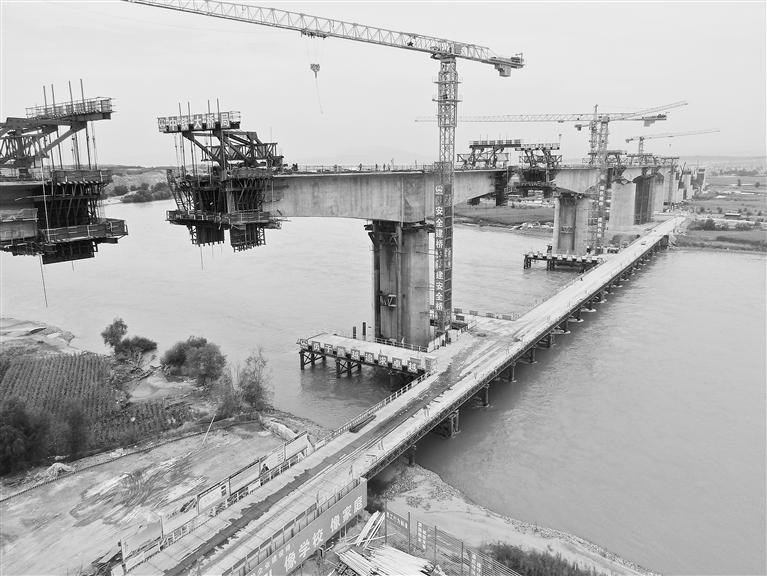 新建中蘭客專靖遠(yuǎn)黃河特大橋主橋合龍倒計時