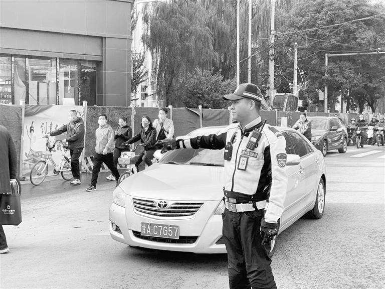 近期蘭州市區(qū)多處路段占道施工，高峰期市民請盡量繞行