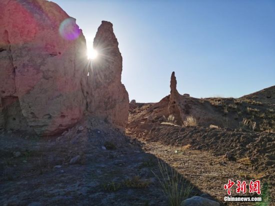 山丹境內(nèi)的長城是由壕塹和山險(xiǎn)為主的漢長城和黃土墻體為主的明長城兩部分組成。 翟繼宗 攝