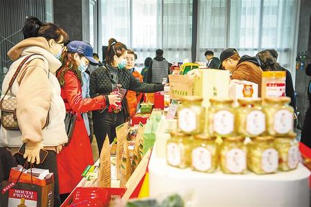 今天，在這里聽榆中的脫貧故事 ——榆中縣“脫貧攻堅(jiān)宣傳周”發(fā)布活動暨脫貧攻堅(jiān)主題成就展啟動側(cè)記