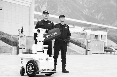 新奇！5G巡邏機(jī)器人亮相隴南武都街頭