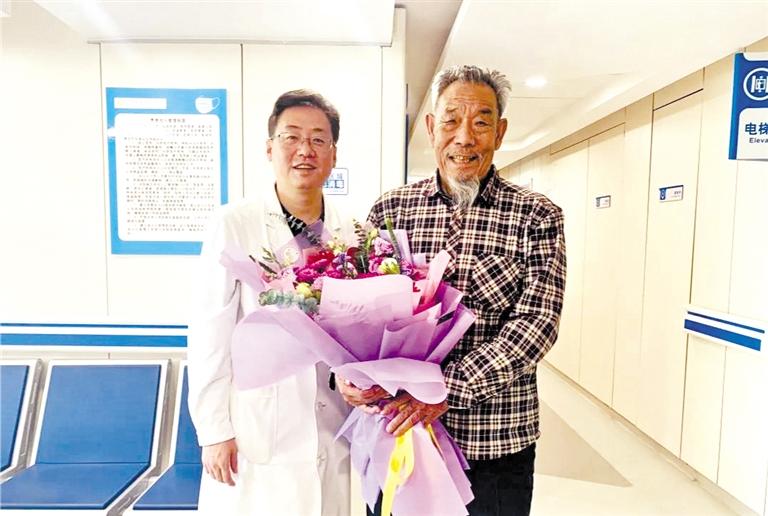 醫(yī)院免費實施白內(nèi)障復明手術 八步沙“六老漢”唯一健在者張潤元老人的眼睛治好了