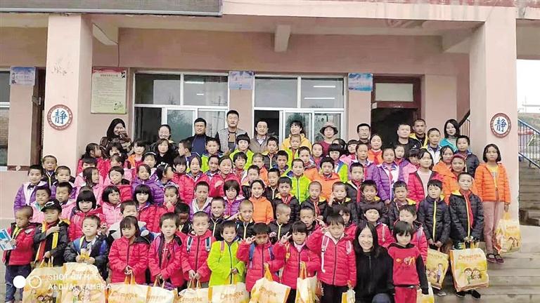 嚴冬里跨越2000多公里的愛——記臨夏州東鄉(xiāng)縣考勒鄉(xiāng)當(dāng)土小學(xué)愛心衣物捐贈活動