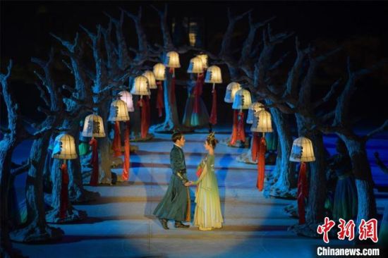 圖為全新升級(jí)《敦煌盛典》，新增戰(zhàn)馬、燈籠矩陣，以及最新聲、光、電硬件設(shè)施?！⊥醣筱y 攝