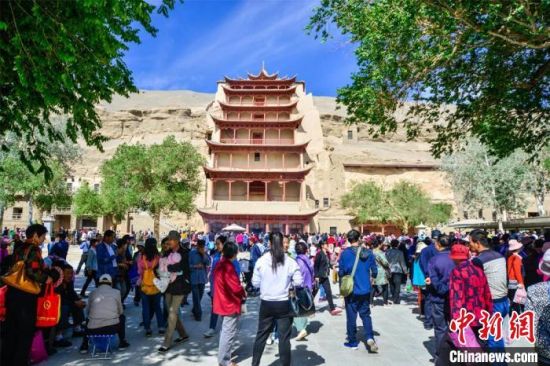 中國農(nóng)歷四月初八，敦煌民眾傳承歷史習(xí)俗，前往莫高窟燒香禮佛、祈福。(資料圖) 王斌銀 攝