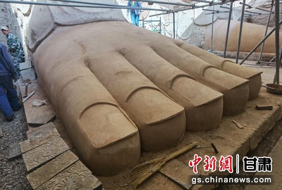 圖為中國“石窟鼻祖”天梯山石窟第13窟大佛足部與局部危巖體搶救性保護(hù)項(xiàng)目施工現(xiàn)場(chǎng)。陳曉斌 攝