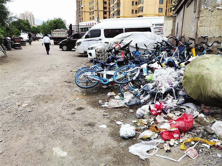 百米土路臟亂差，誰來管？經(jīng)記者協(xié)調(diào)，社區(qū)組織志愿者進行了清理