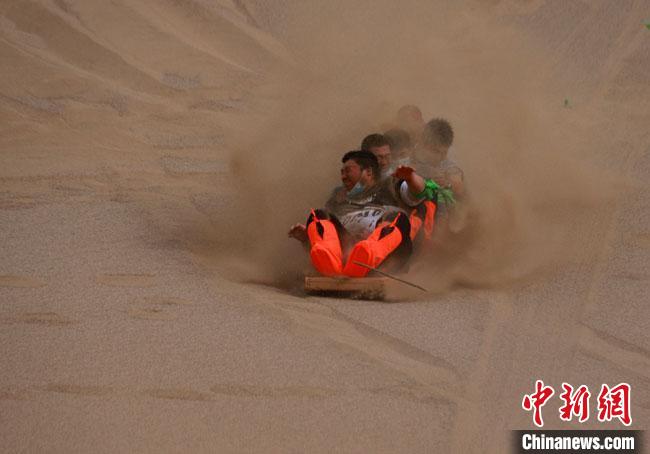6月13日，敦煌鳴沙山月牙泉景區(qū)舉辦滑沙比賽?！●T豆 攝