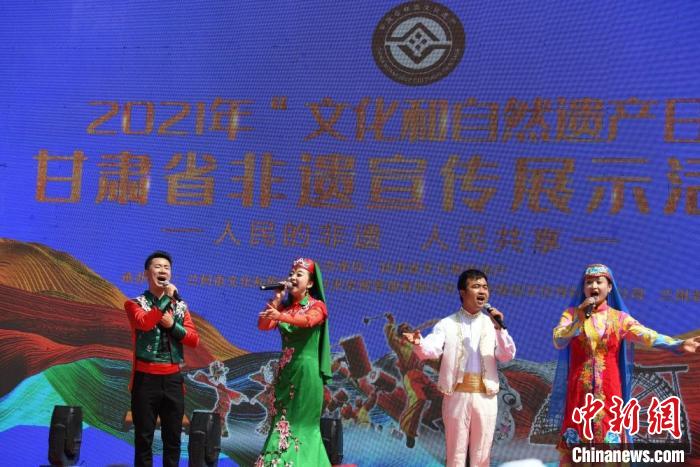 圖為甘肅臨夏回族自治州非遺傳承人演唱花兒?！钇G敏 攝