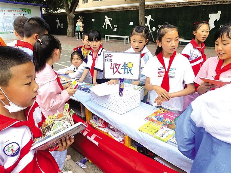 蘭州西固22所學(xué)校開展愛心義賣活動