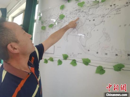 圖為甘肅省社會科學院絲綢之路研究所所長侯宗輝指出《絲綢之路古文明》課題組考察線路?！￠Z姣 攝