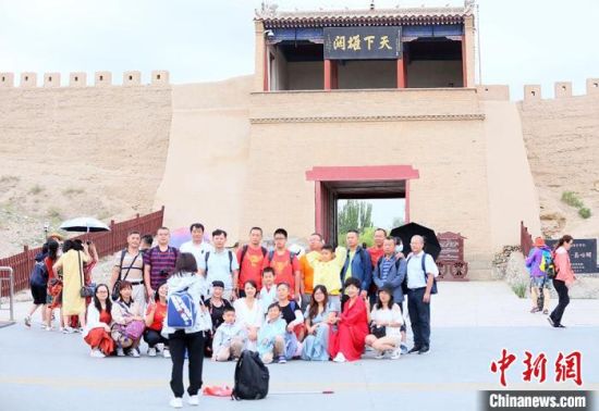 歷經(jīng)數(shù)十載保護(hù)修繕的古老關(guān)城得以延年益壽，成為了海內(nèi)外游客“絲路游”的必經(jīng)打卡地。　高展 攝