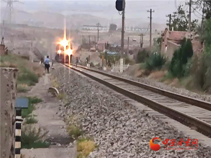 驚險(xiǎn)！火車來(lái)臨小男孩鐵路上玩耍 蘭鐵民警飛奔將其救下