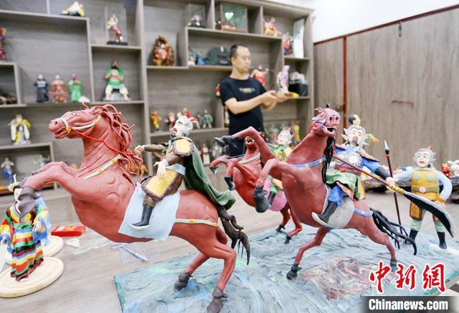 安秋平是成州面塑第五代傳承人，也是當?shù)匚ㄒ粓允孛嫠苤谱鞯娜?。　高?攝