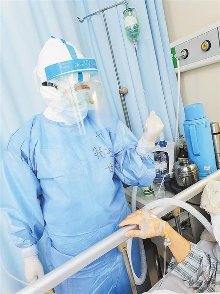 白衣天使 逆風(fēng)綻放——記第48屆南丁格爾獎(jiǎng)獲得者、慶陽(yáng)市人民醫(yī)院重癥監(jiān)護(hù)室護(hù)士長(zhǎng)脫亞莉