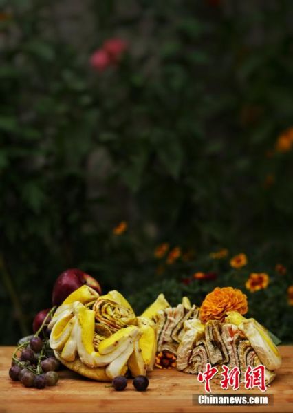 圖為做好的月餅，狀似玫瑰，切開后層層疊疊，色彩斑斕。張文 攝