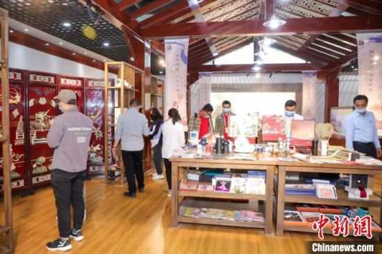 圖為甘肅“一會(huì)一節(jié)”期間，位于敦煌的天水市展館中，民眾觀賞文創(chuàng)產(chǎn)品?！「拭C省文化和旅游廳供圖