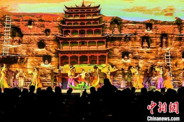 開幕式文藝展示“相約敦煌”，通過數(shù)字技術(shù)將莫高窟“搬到”演出現(xiàn)場?！「拭C省文化和旅游廳供圖