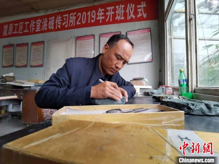 甘肅卓尼洮硯融合文化提升內(nèi)涵：不只一硯一銘，還要一盒一拓