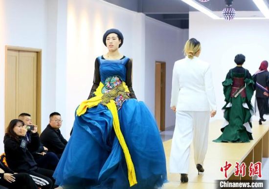 東鄉(xiāng)繡娘在T臺走秀。　高展 攝