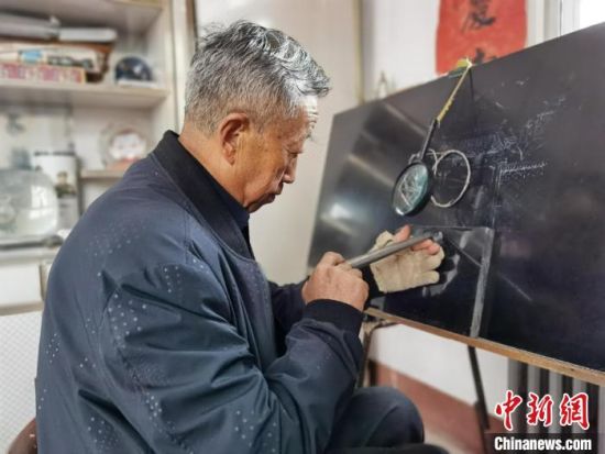 圖為陶世清在創(chuàng)作中?！钅?攝