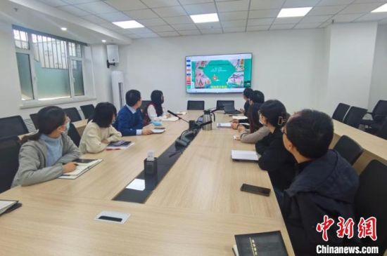 圖為甘肅教育出版社《寫給青少年的敦煌故事》叢書項(xiàng)目組，探討圖書封面設(shè)計(jì)?！￠Z姣 攝