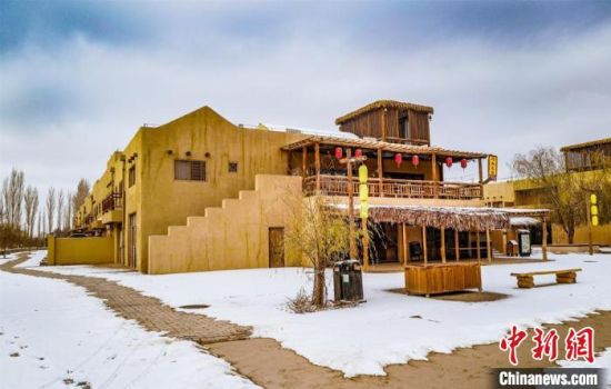 雪落敦煌月牙泉小鎮(zhèn)?！⊥醣筱y 攝