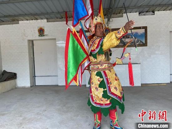 圖為完代才讓在外木村戲臺出演?！∷巫雨?攝