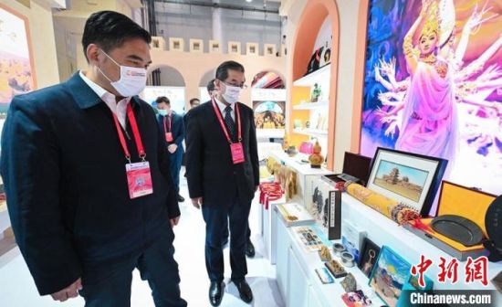 圖為甘肅省副省長孫雪濤(左)與甘肅省文化和旅游廳廳長陳衛(wèi)中(右)一同參觀“甘肅館”?！「拭C省文化和旅游廳供圖